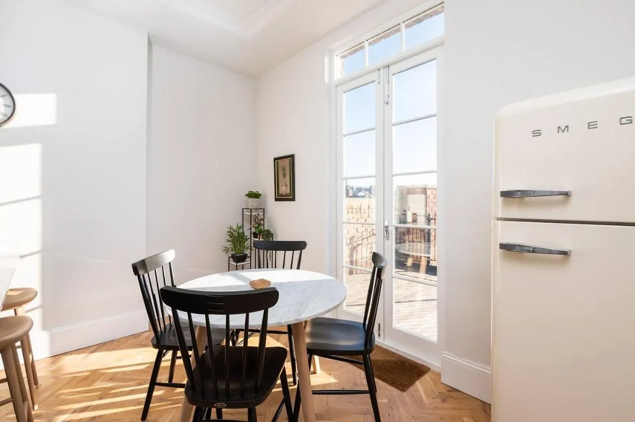 Pass The Keys Luxurious Duplex With Parking Apartment York