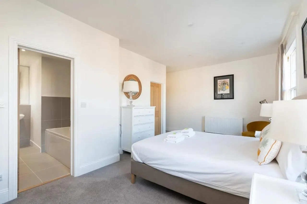 Pass The Keys Luxurious Duplex With Parking Apartment York