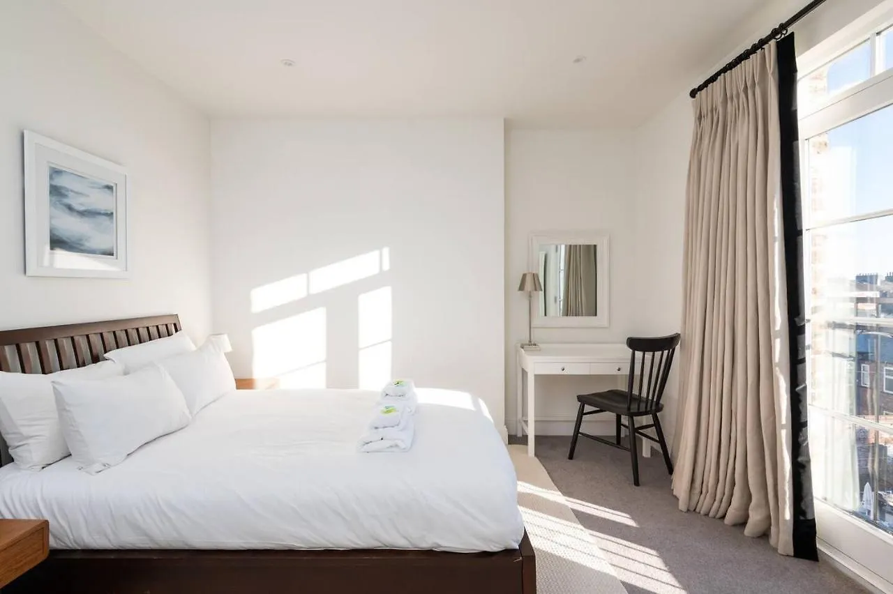 Pass The Keys Luxurious Duplex With Parking Apartment York